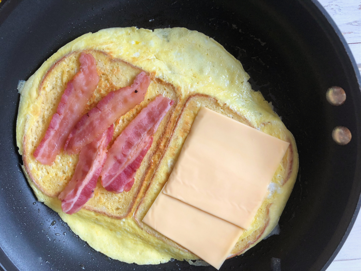 Try A Bacon &amp; Cheese Omelet Sandwich For A Quick And Delicious ...