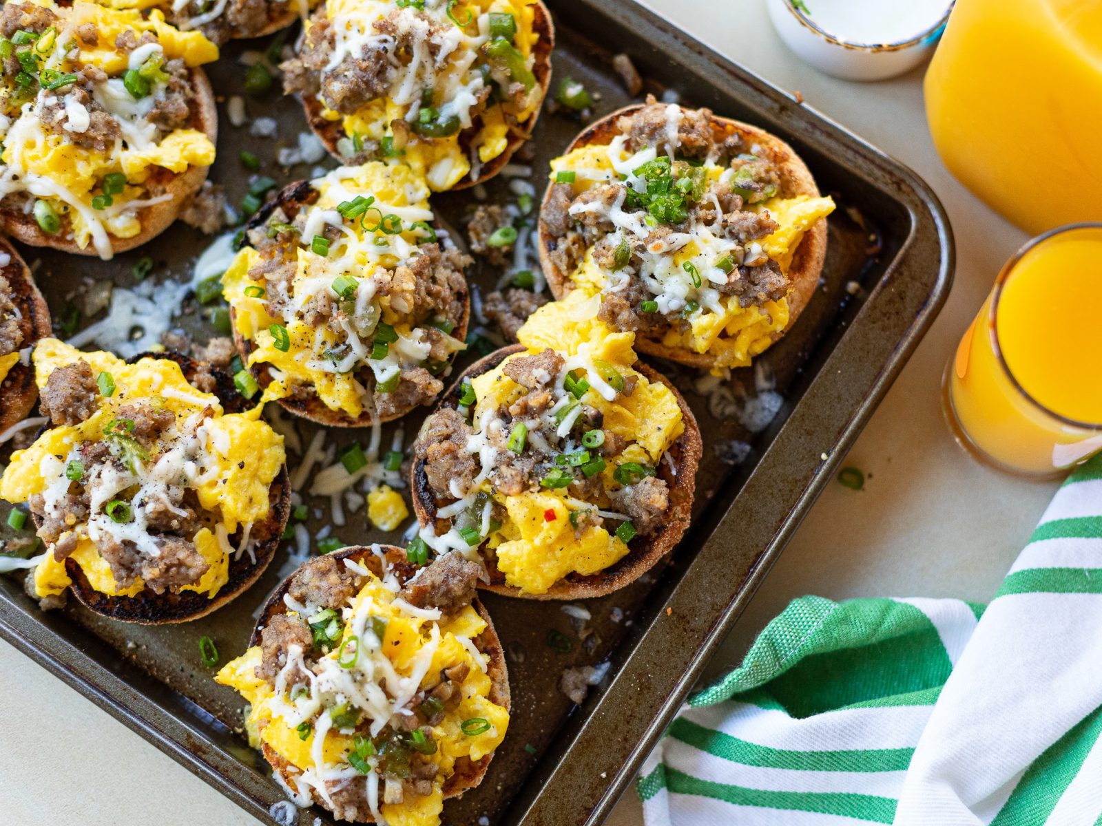 Start The Day With Easy & Delicious English Muffin Breakfast Pizzas – Use The Pantry Planner To Shop & Save With Ease