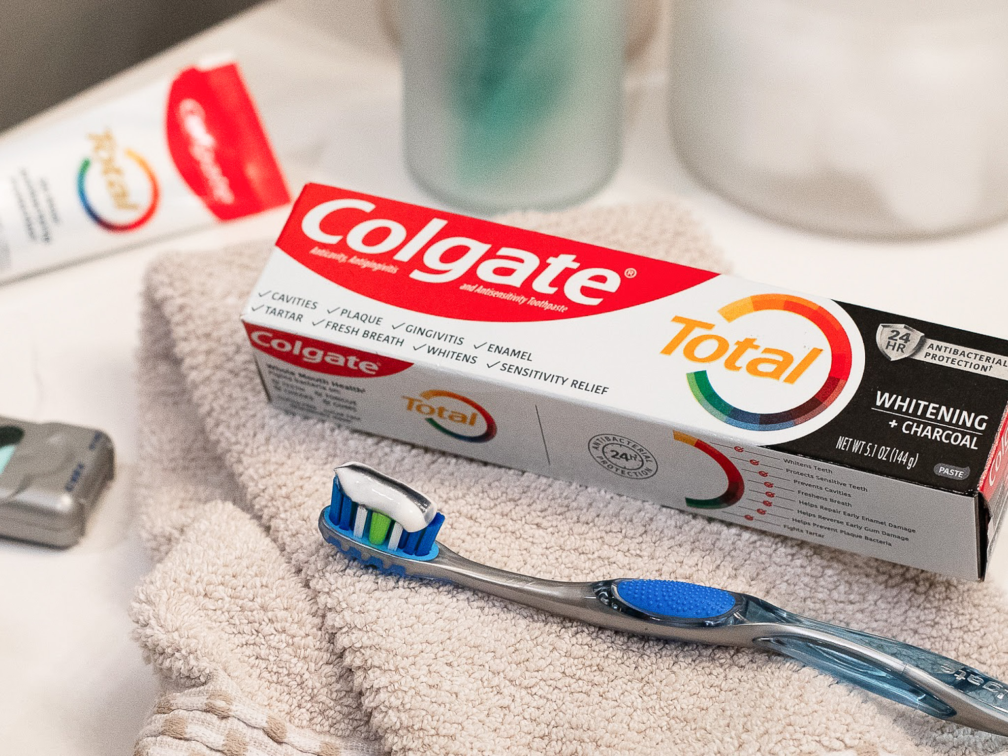 Colgate Total Whitening + Charcola
